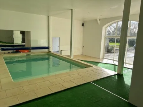 Gite des Vinaudières, piscine intérieure Gite des Vinaudières, piscine intérieure