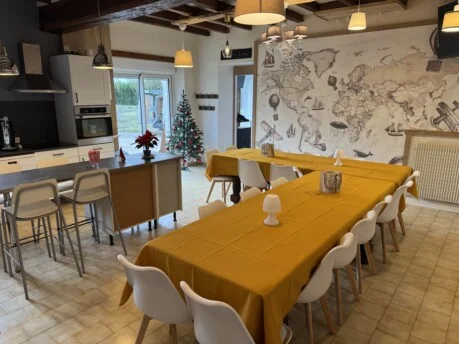 Espace repas avec cuisine ouverte Espace repas avec cuisine ouverte