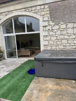 Espace extérieure Jacuzzi Gîte des Vinaudières Espace extérieure Jacuzzi Gîte des Vinaudières